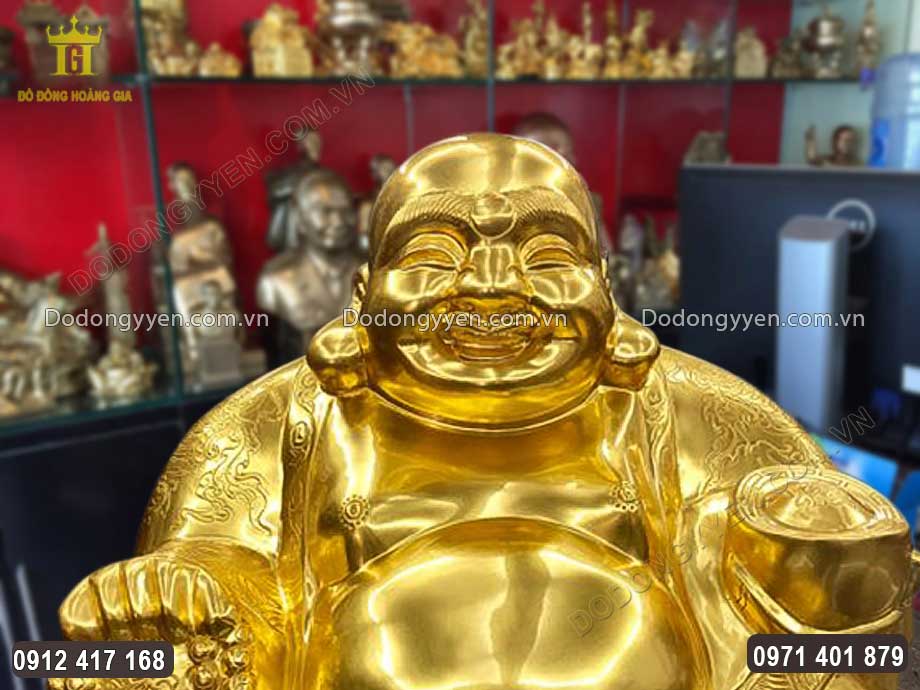Gương mặt Ng&agrave;i được chạm khắc hiền hậu, miệng tươi cười vui vẻ